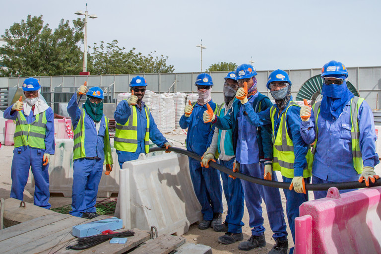 عمال بأحد مواقع البناء التابعة لكأس العالم FIFA قطر ٢٠٢٢™